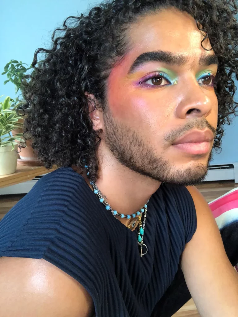 maquillage rainbow subtile pour la pride smokey eye