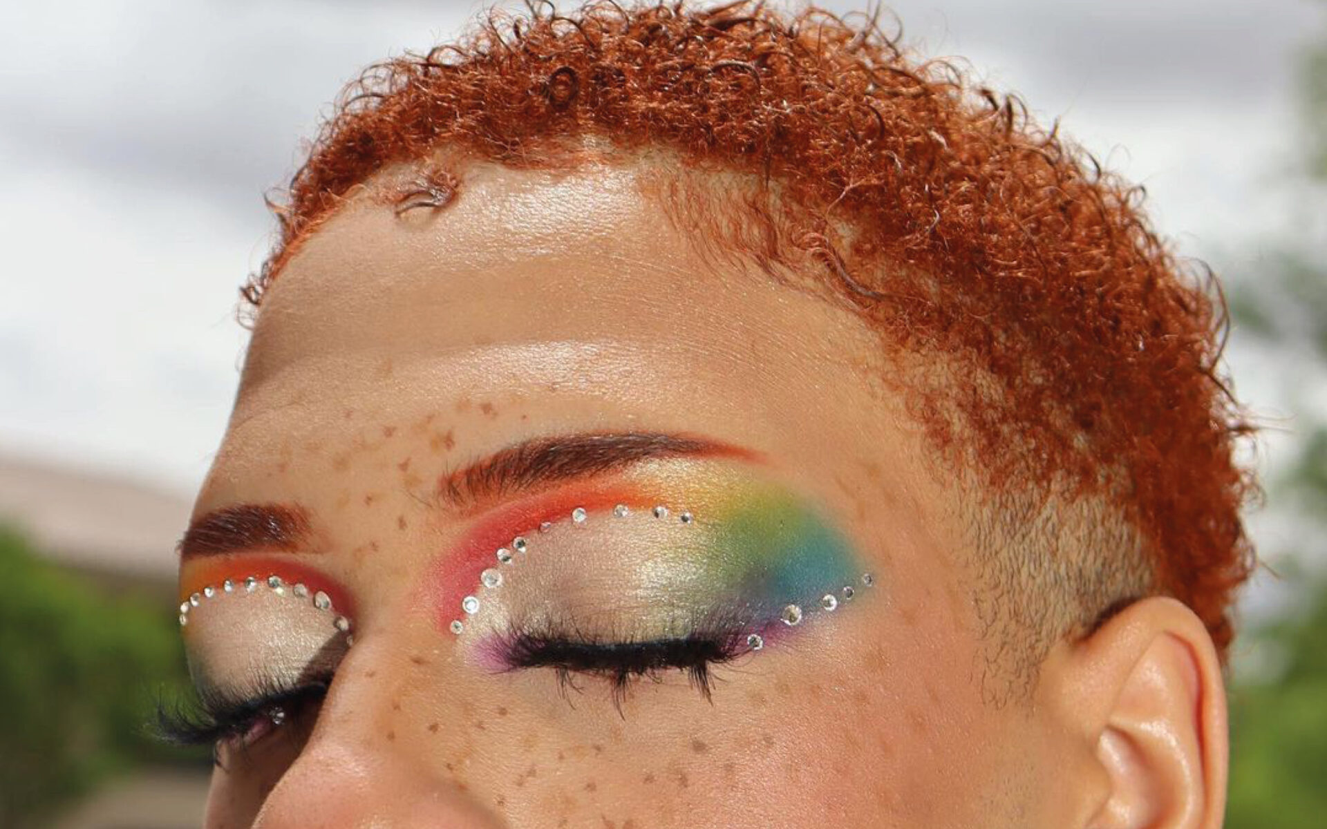 Idée de make up rainbow pour la pride