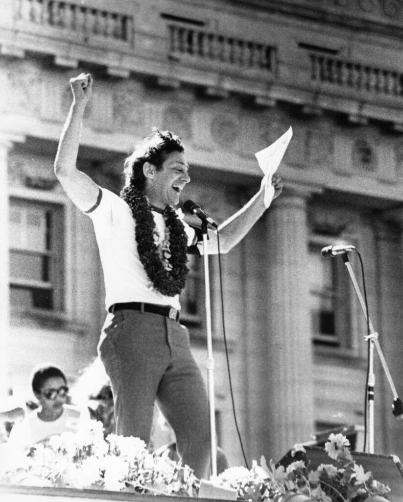 Harvey Milk célébrant sa victoire, premier homme politique gay élu