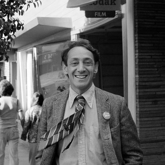 Harvey Milk célébrant sa victoire, premier homme politique gay élu