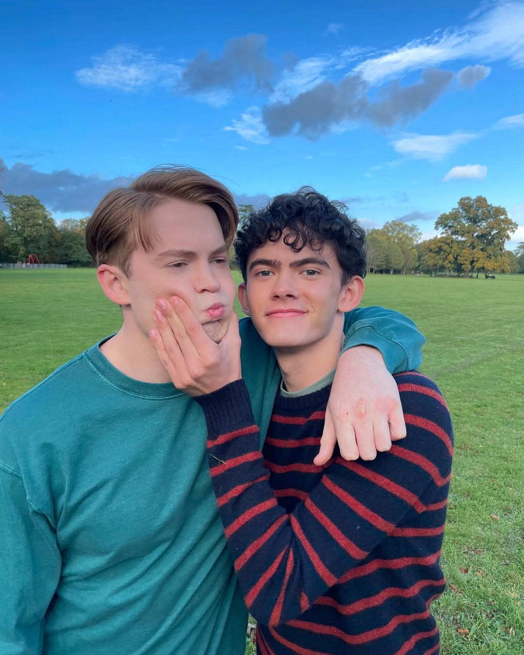 Joe Locke et Kit Connr sur le tournage de Heartstopper Forever