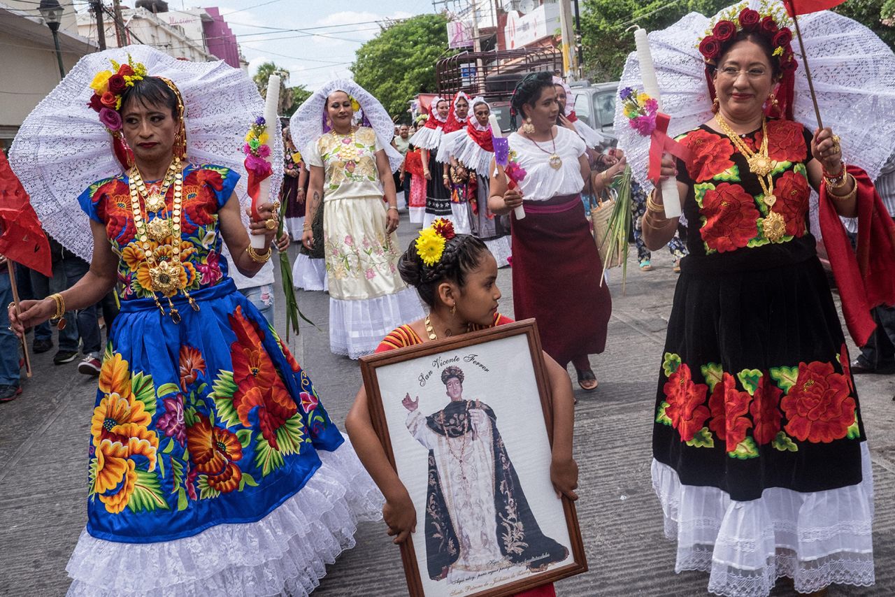 Vêtus de costumes traditionnels zapotèques, les muxes de Juchitán, au Mexique, participent à un défilé lors de la « Vela de las Intrépidas » annuelle en 2016.