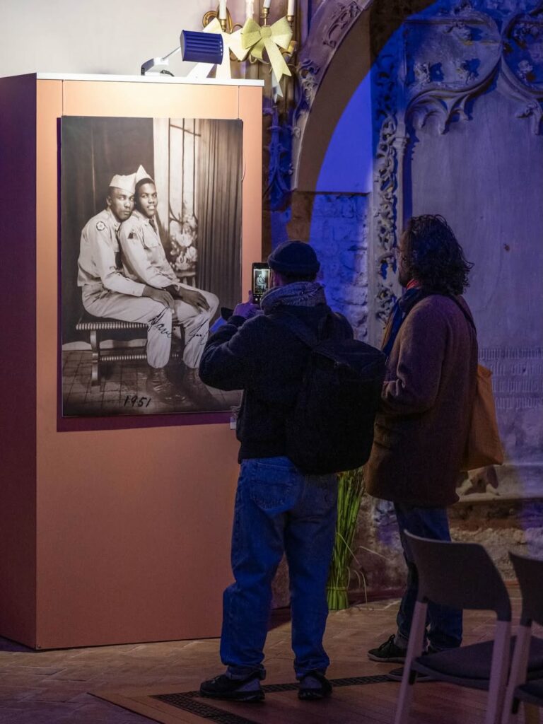 Photographie de l’exposition Ils s’aiment à l’église Saint-Guillaume à Strasbourg, vandalisée par un acte homophobe
