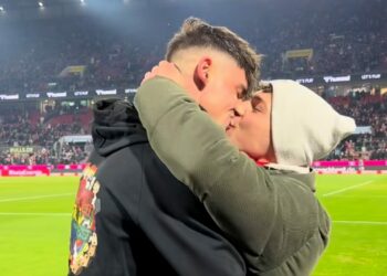 foot, embrasse son fiancé Moritz sur la pelouse lors d’une pause pendant le match du FC Cologne après l'avoir demandé en mariage