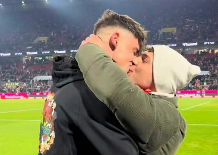 foot, embrasse son fiancé Moritz sur la pelouse lors d’une pause pendant le match du FC Cologne après l'avoir demandé en mariage