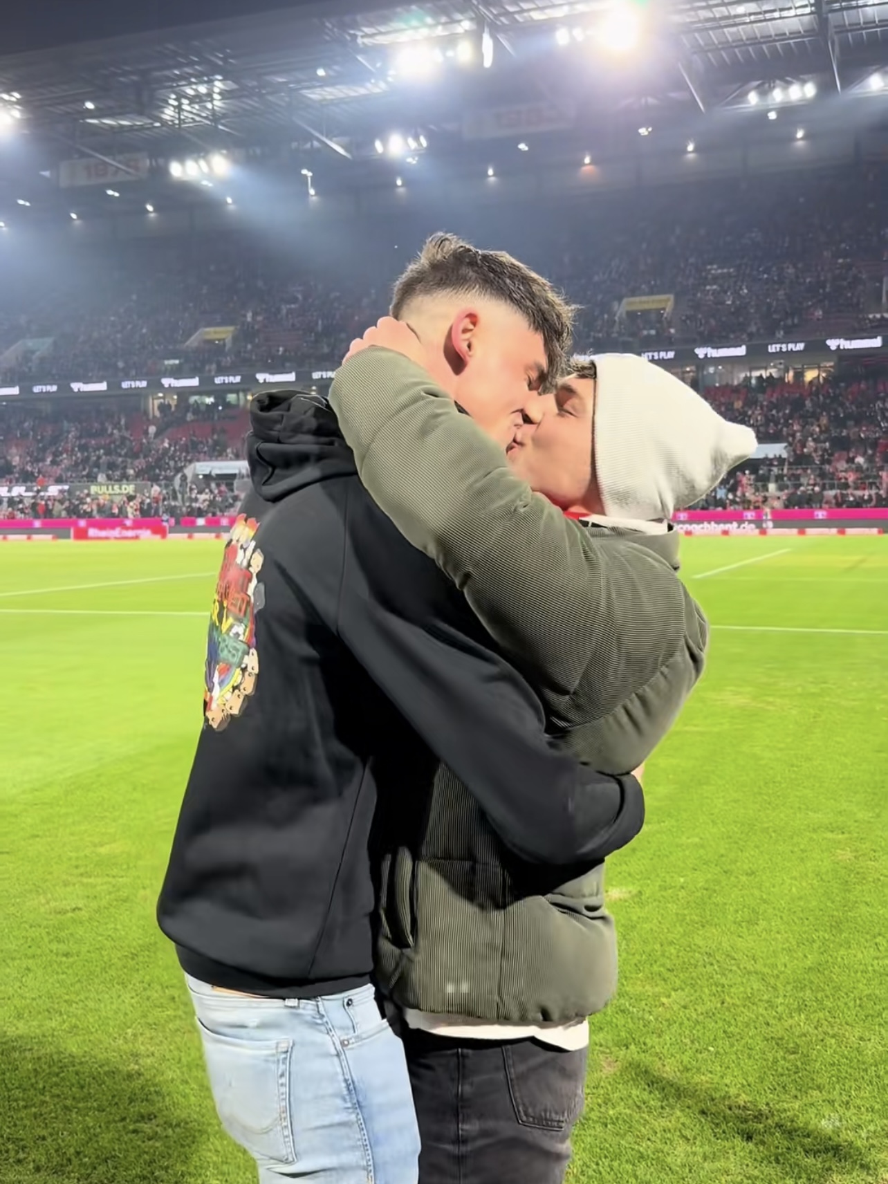 foot, embrasse son fiancé Moritz sur la pelouse lors d’une pause pendant le match du FC Cologne après l'avoir demandé en mariage