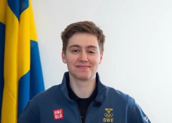 Elis Lundholm, skieur de bosses suédois et premier athlète trans aux JO d’hiver 2026, en tenue de compétition sur les pistes de ski acrobatique.