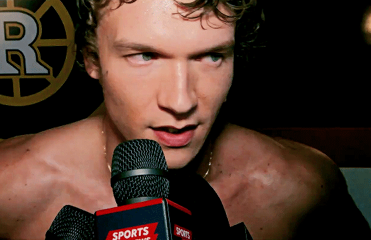 Le personnage d’Ilya dans Heated Rivalry, représentant le parcours d’une personne queer immigrée.